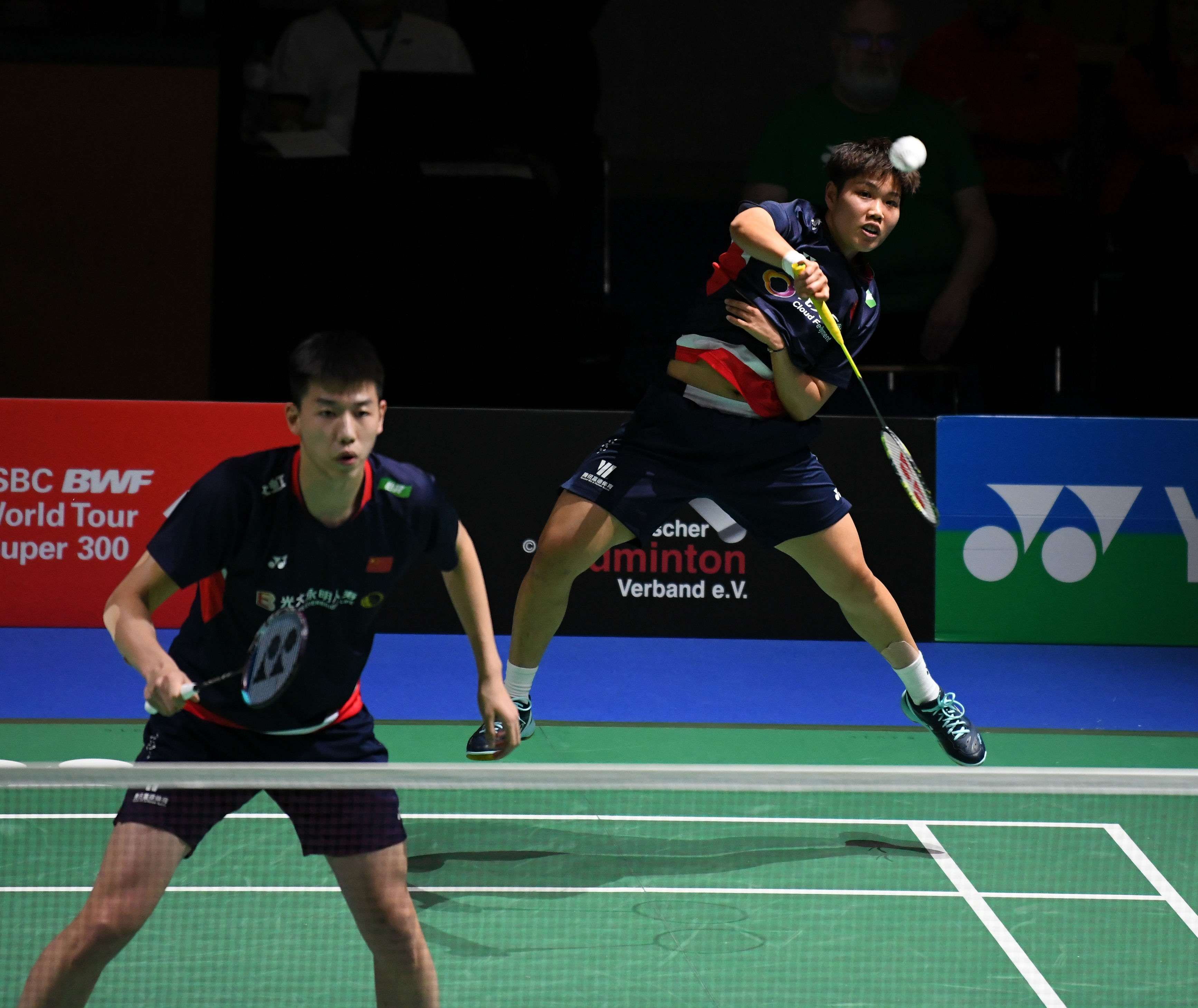 张玉宁为球 张玉宁为球